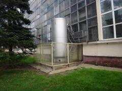 Ресивер на 8 м3/мин, требующий регистрации в Гостехнадзоре. Установлен снаружи здания Ресивер газа на 8 м3/мин, требующий регистрации в Гостехнадзоре. Установлен снаружи здания